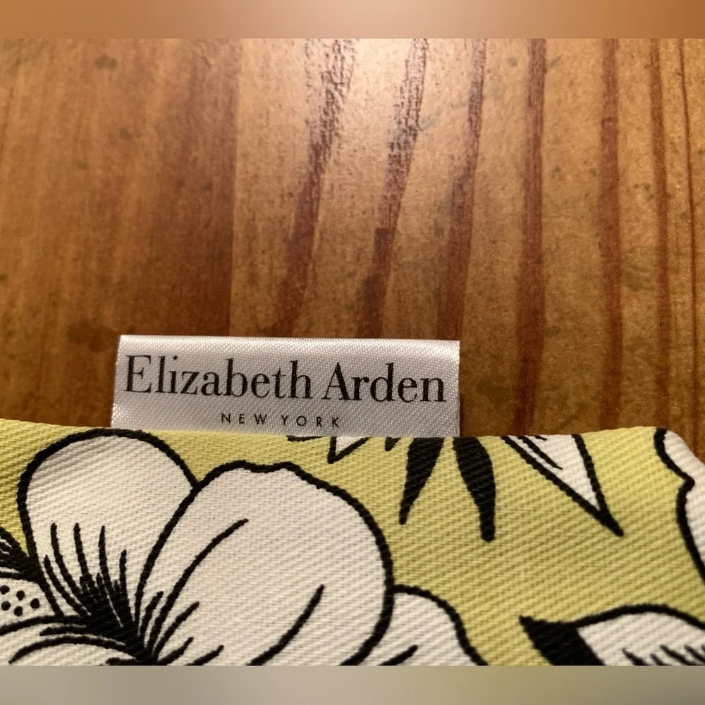 Elizabeth Arden Cosmetic Bag - Picture 3 of 8